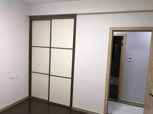 老公坚持卧室阳台打“侧柜”,面积大了10平方,邻居看了直眼红