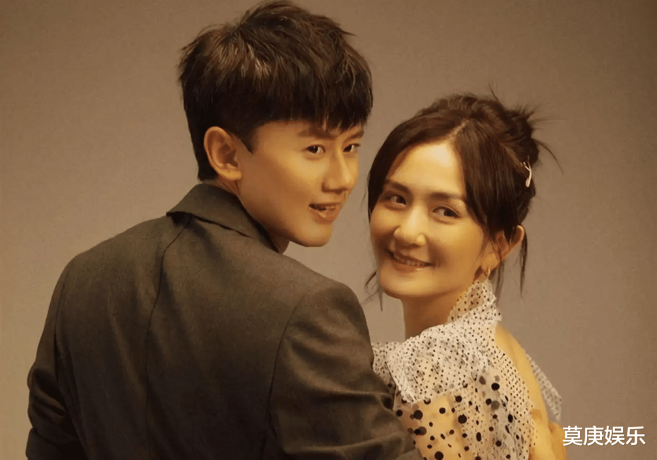 |谢娜夫妇与何炅等众人聚餐，谢娜张杰疑似当众搂腰亲吻，被指不分场合