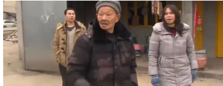 丈夫刚离世不久妻子就选择改嫁,在得知前公婆家要拆迁,于是就带着现任的丈夫回来争房产