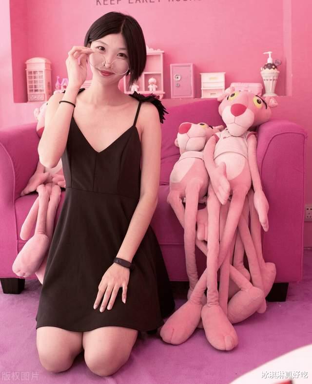 女子穿短裙丝袜接孩子,男家长不敢直视,网友:“幼儿媛”