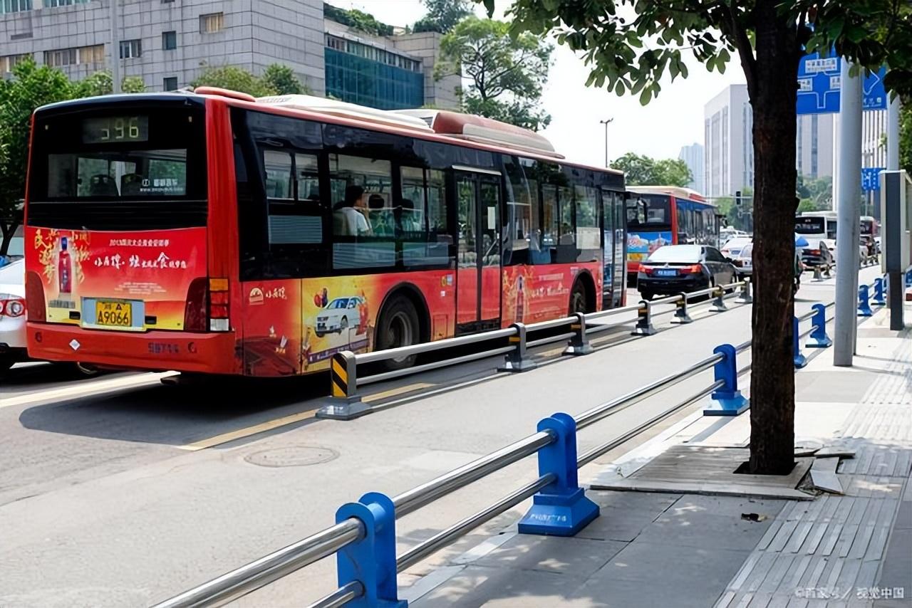 空调|来中国旅游的法国美女，上了公交就懵了？靠手机就能畅行无阻