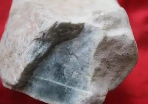 |“神仙难断寸玉”!赌石中,什么样的翡翠皮壳容易出高货?