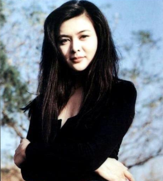 蒋欣|蒋欣原来这么美！蒋欣同框香港第一美人关之琳，合照一点都不输啊