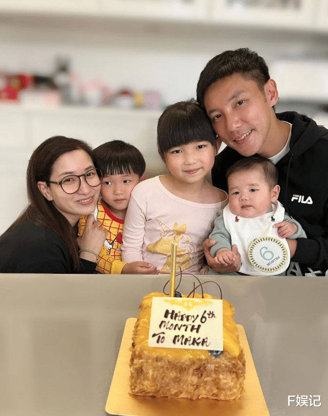 张颖康|TVB小生张颖康细心为小儿子吃饭 一旁的二儿子衣服很亮眼