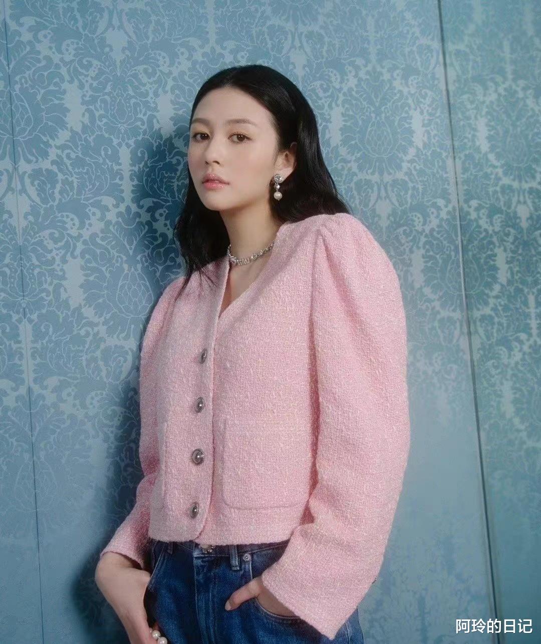 邱淑贞|邱淑贞女儿身材好真任性!丝巾当“上衣”,看着简单却挺时髦