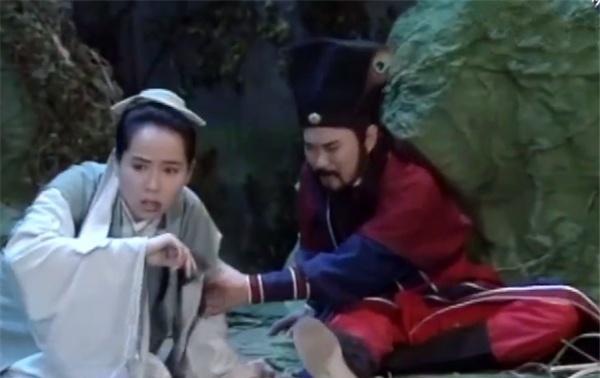 新白娘子传奇|新白娘子传奇:白娘子出塔救子,一个动作表明了对胡媚娘的态度!