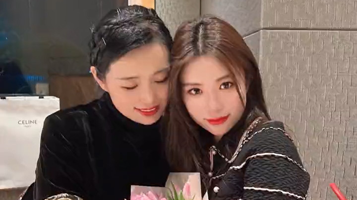 李冰冰|60后高颜值妈妈走红网络，气质身材赛过女儿，网友夸赞美如李冰冰