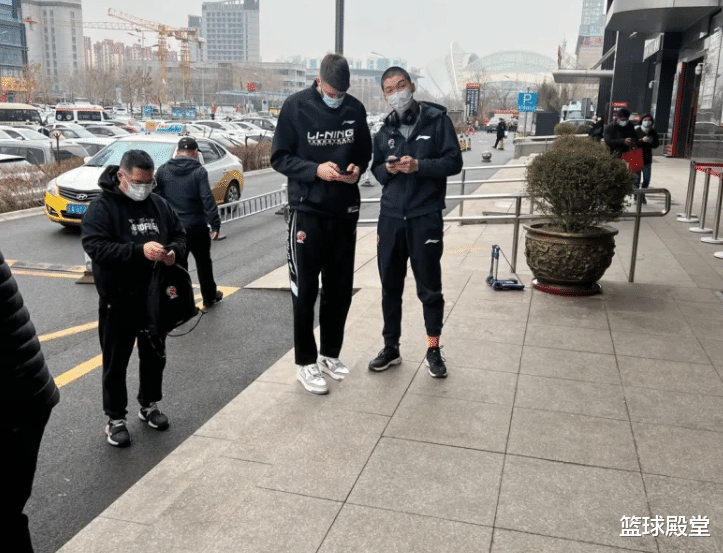 刘维伟|刘维伟难受了！拉科塞维奇现医院，膝盖仍未痊愈，颜值情商惹人爱