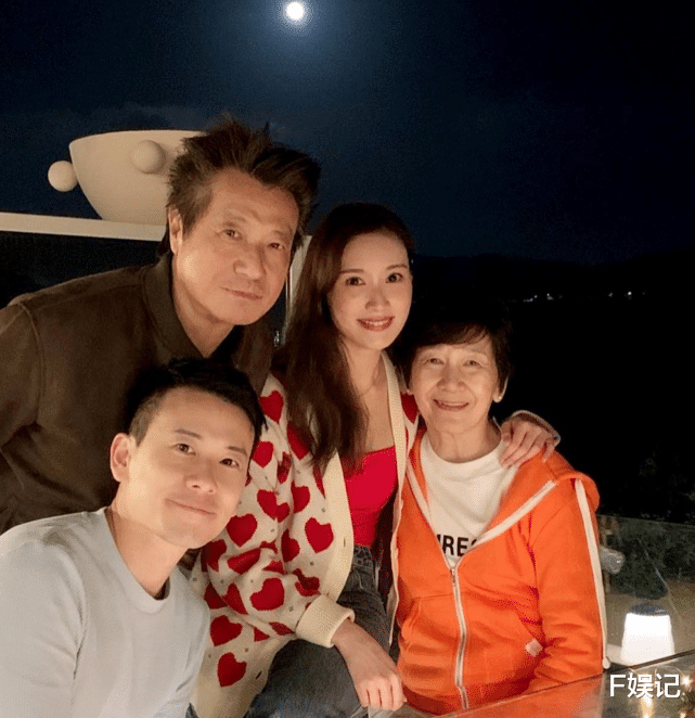 陈宇琛|夫妻俩互相表白！石修儿子陈宇琛晒夫妻结婚照庆祝结婚5周年