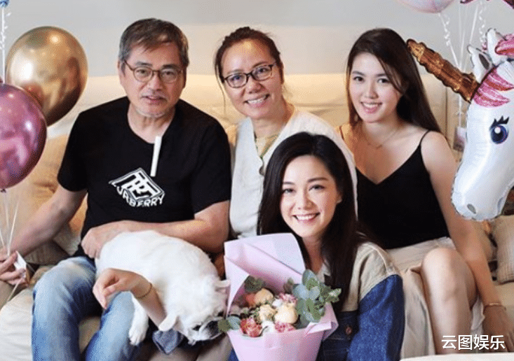 汤镇业|汤镇业长女与汤镇宗小女儿盛装出席晚宴!俩堂姐妹美貌出众身材好