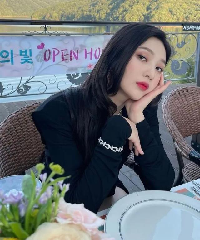眼线 这是一篇《春节妆容日历》,没来得及美甲、种睫毛的……这篇帮你们“扳回一城”