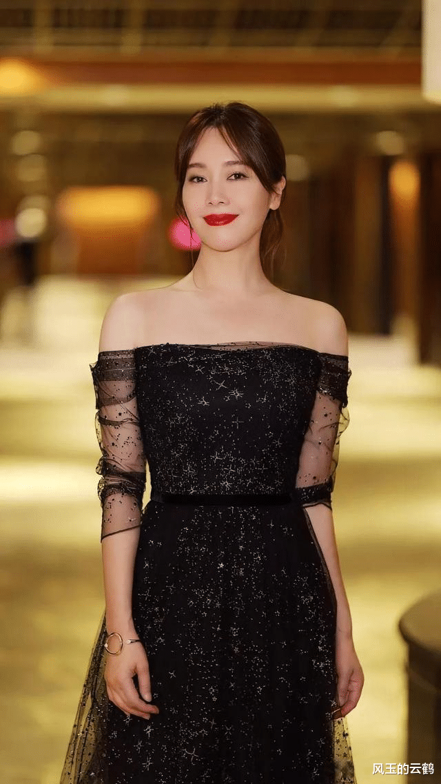 左小青|左小青，气质迷人，丰满身材，成熟女人之美