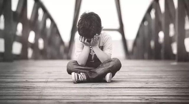 人贩抱着男孩就要溜,孩子情急之下喊出4个字,人贩丢下小孩就跑