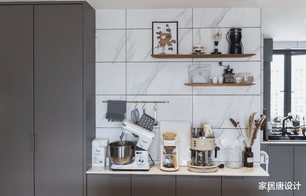 喜欢旅行的业主，特意选择超大落地窗，在家就能享受绝美的风景