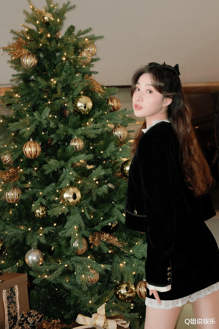 孙嘉璐|孙嘉璐发plog告别2022,新年第一个眼神就让人着迷的氧气少女