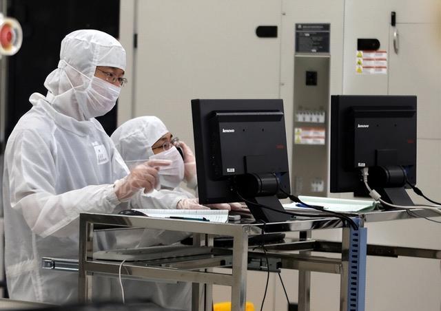 芯片|美升级对华芯片封锁之际,英媒:美铜墙铁壁下,中国芯出现新希望