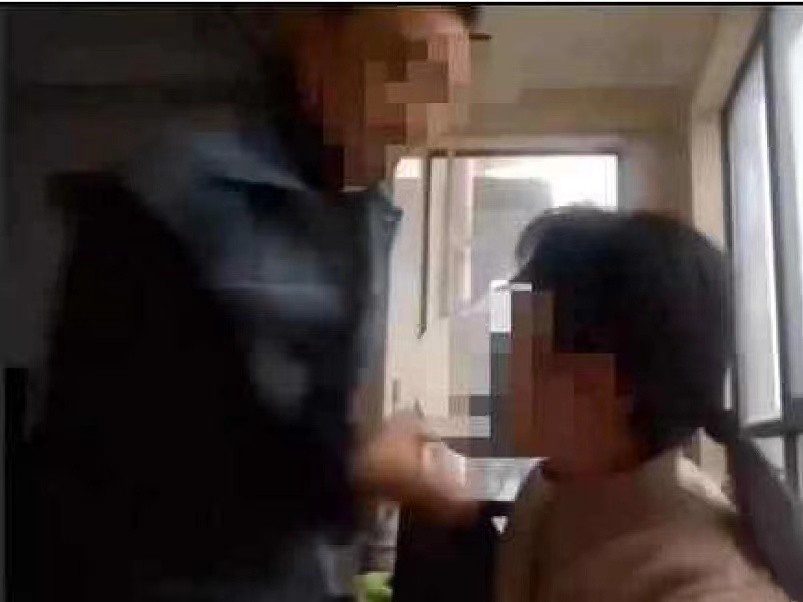 女老师上网课被丈夫家暴,学生目睹全程愤怒制止:住手!