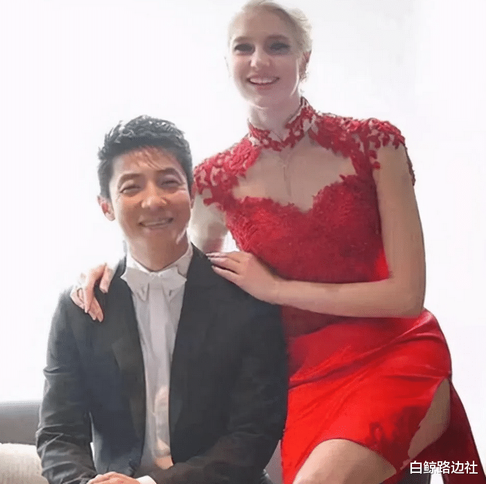 撒贝宁|撒贝宁一家四口公园野餐，李白腿长到老公腰部，小腹微凸疑再怀孕