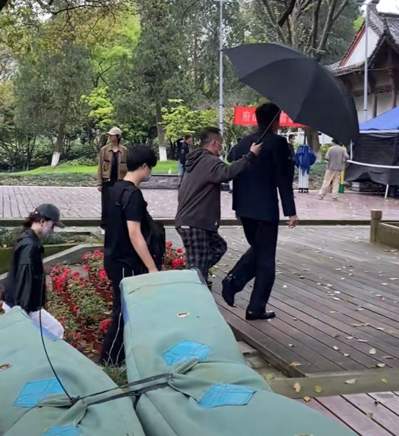 李易峰|浙江衢州:李易峰拍戏被网友偶遇,现场无人围观,剧组雨天都在拍