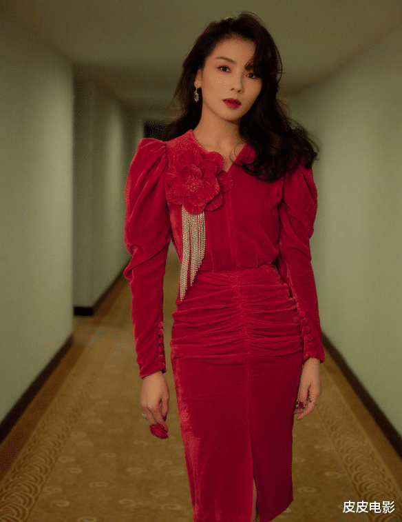 春晚|春晚最惊艳女星：李思思丝绒天鹅颈，李宇春性感，伊丽媛华贵雍容