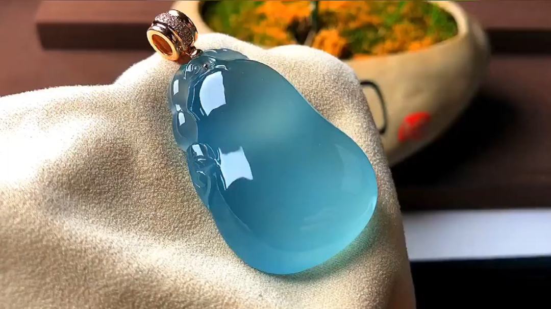 翡翠|网红天空蓝翡翠美得令人惊艳，与国产天青冻相似度达99%？