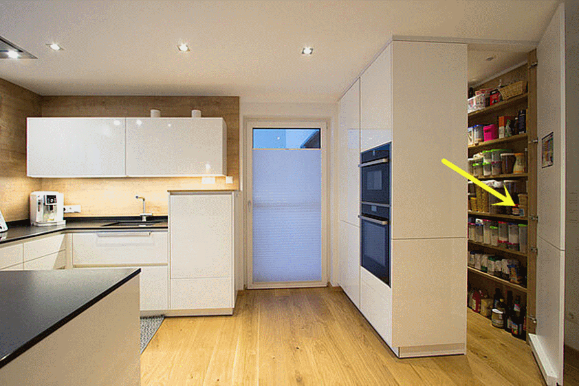 难怪别人家厨房那么干净!橱柜往前挪1米,东西全藏储物间里了