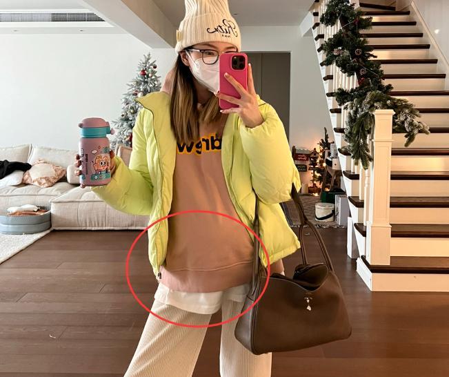 程晓玥|程晓玥近照孕肚凸显，晒人生中首个爱马仕包，订婚后仍住自己豪宅