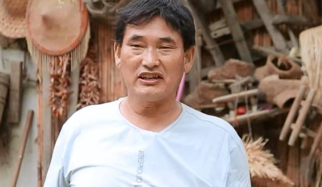 朱之文|网传大衣哥请亲家吃饭，席间小伟眼神不离餐桌，菜没上齐他先动筷