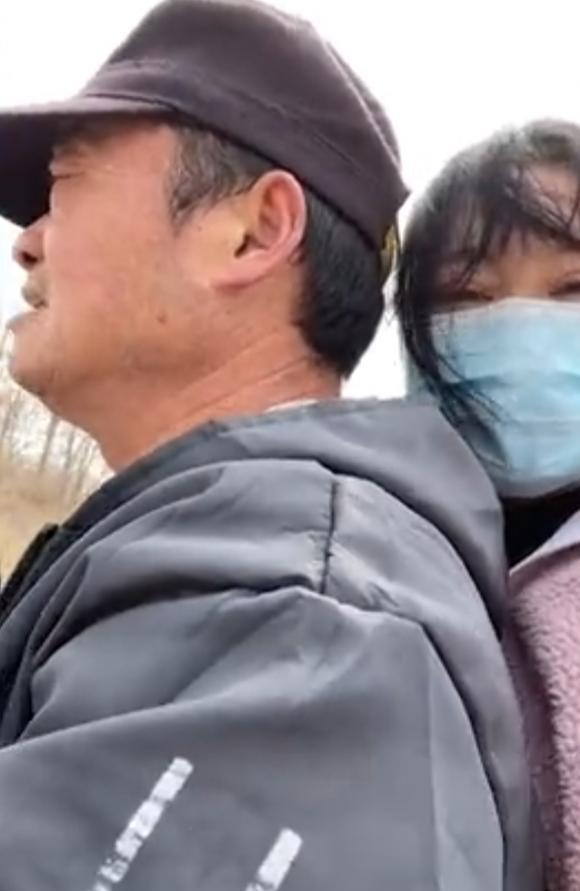 女婿送高价烟岳父舍不得抽,偷偷转卖被女儿发现后,反应让人心疼