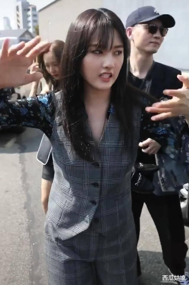 发型 当宋祖儿换上成熟的发型后,脸小了一大半,侧颜把我惊艳到了