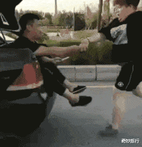 |坐地铁碰到最美阿姨,偷瞄被她发现了,该怎么办?