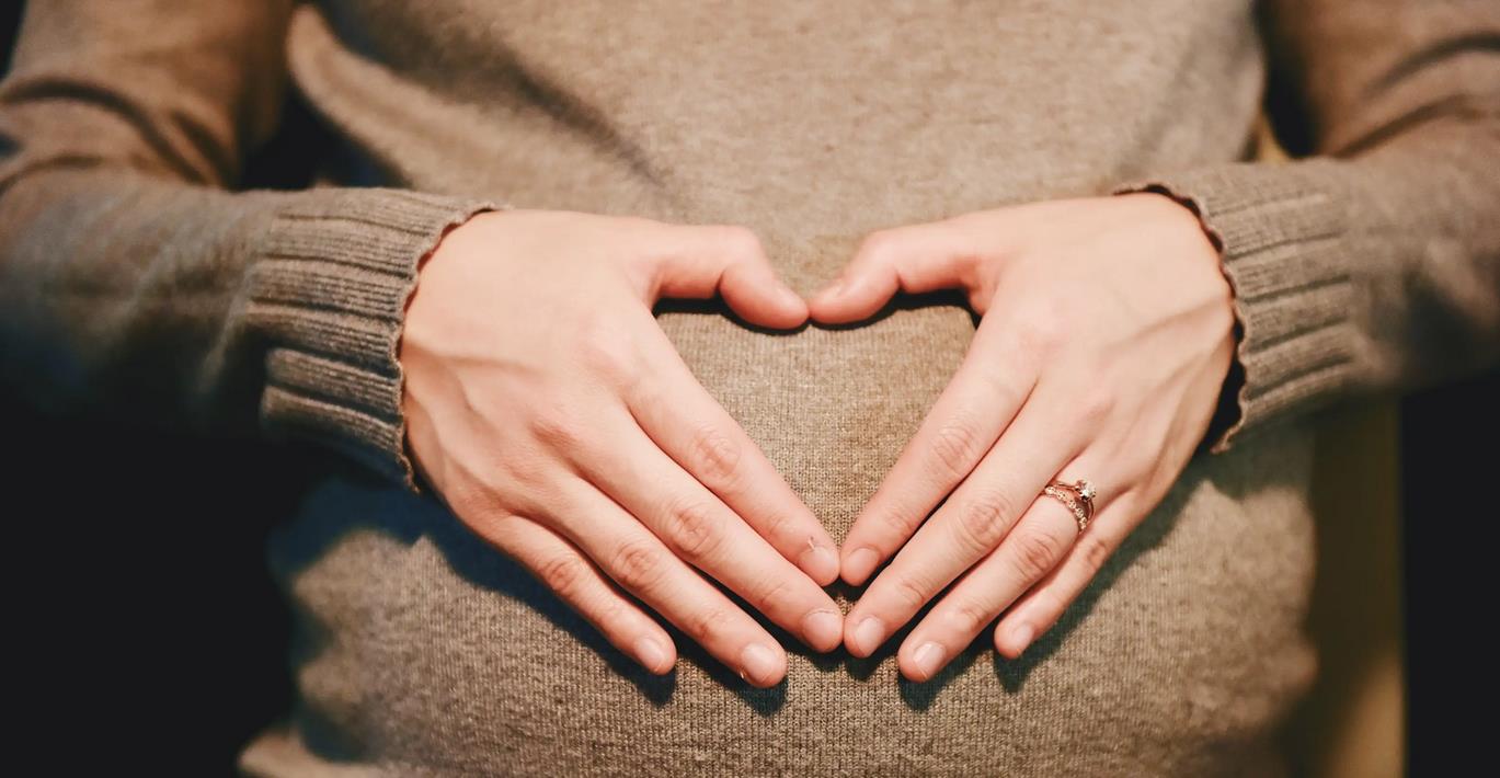 2019年,52岁大妈试管3次冒死生子,时常腰痛难忍,结果怎样?