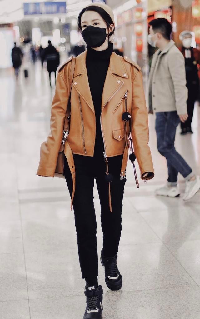 李沁|被李沁惊艳到了！穿棕色皮衣配小黑裤，飒爽温柔又显腿长