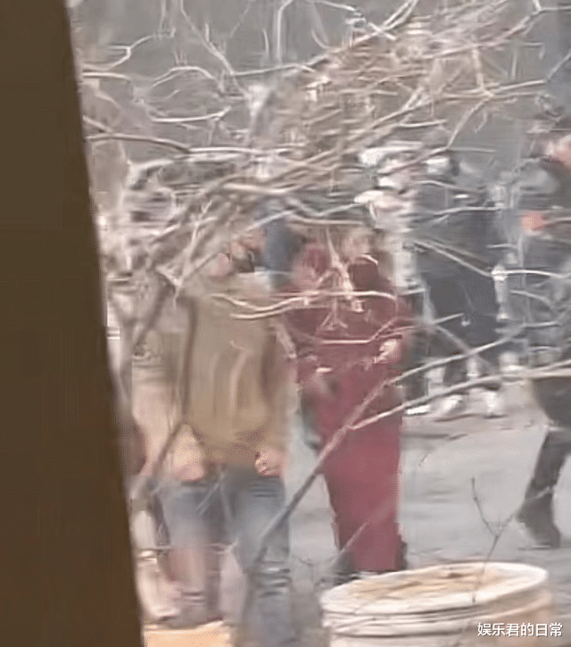 赵丽颖|网友偶遇赵丽颖拍戏，穿玫红色棉服素颜出镜，脸蛋圆润被指像大妈