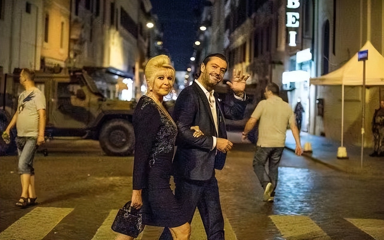 特朗普原配太彪悍，73岁还觅新欢，穿包臀裙暴露肚腩也不怕太前卫