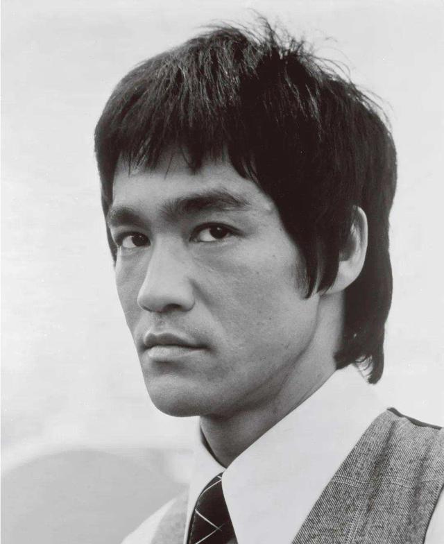 丁佩|父亲是向华强，母亲是丁佩，她低调得似隐形人，42岁依然未婚