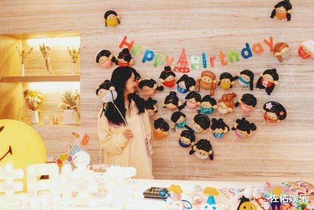 赵丽颖|赵丽颖公开最新行程受期待，穿古装漫步海滩，清新优雅让人心动