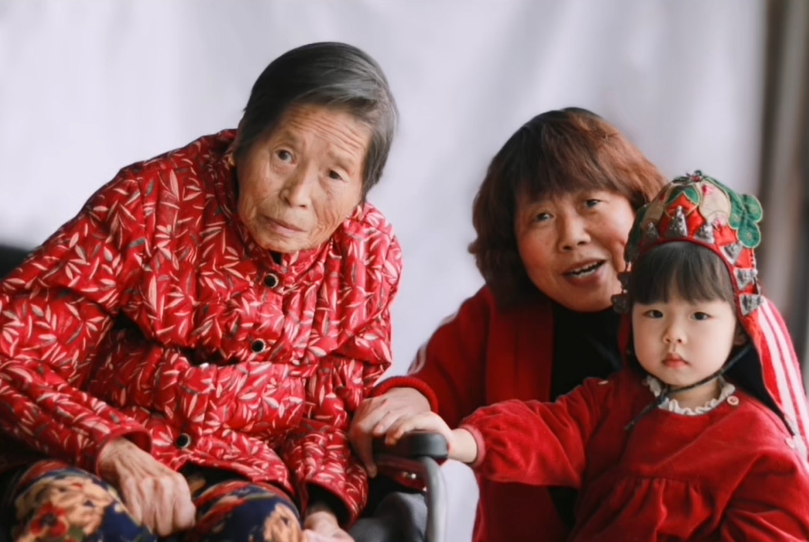 萌娃戴60年前奶奶出生时的铃帽惊艳网友:老一辈的东西值得传承