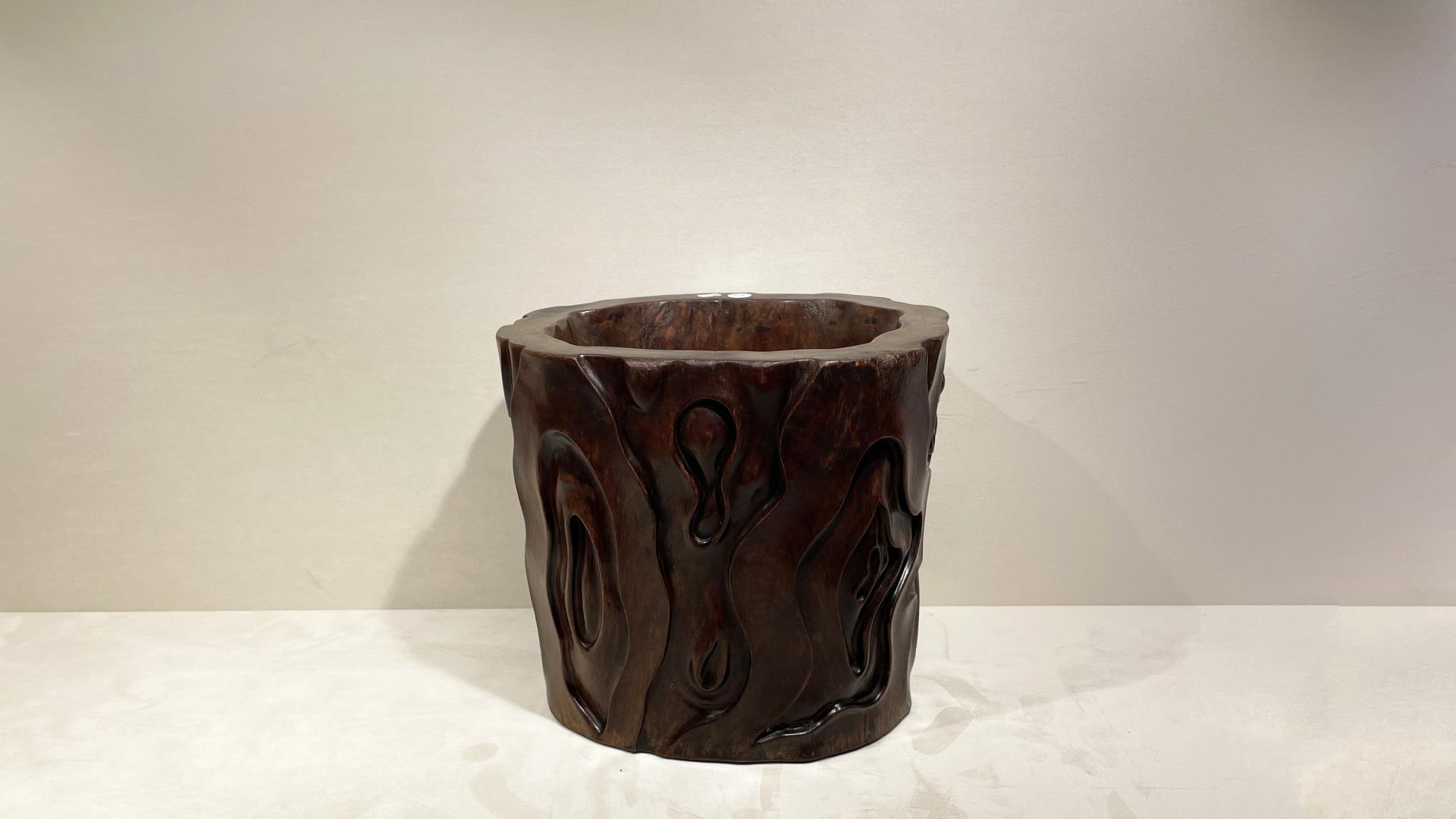 笔筒|仿树桩外皮剥落，黄花梨根雕笔海惟妙惟肖