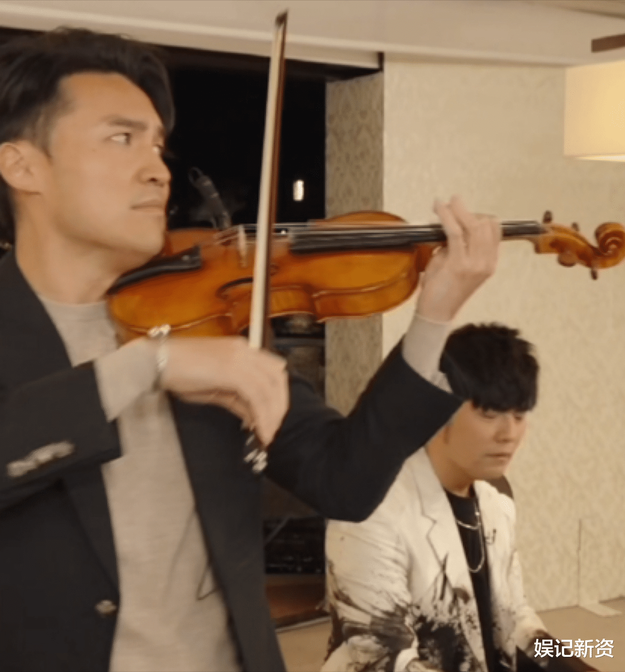 周杰伦|周杰伦直播间人数破六百万，现场给网友“画饼”，还捐出直播收入