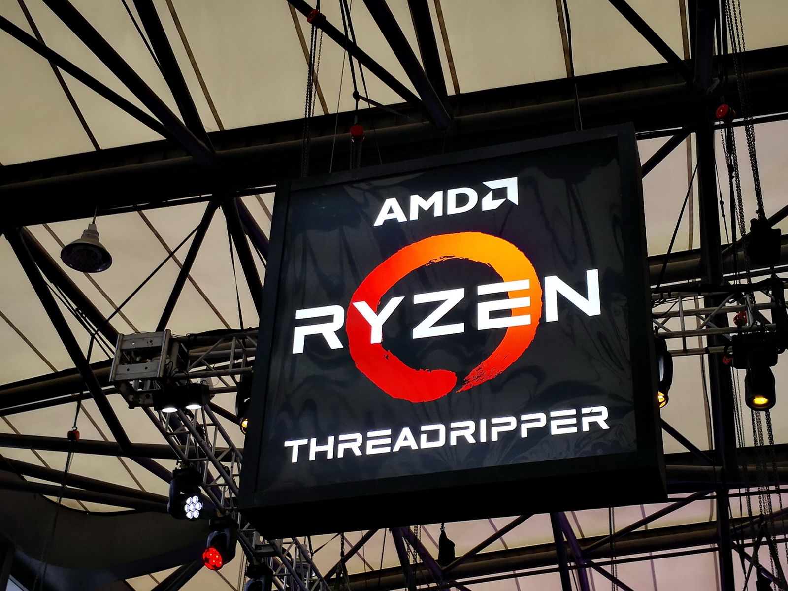 中国联通|7天前华人女高管出手，完成全球最大半导体交易，金额达500亿美元