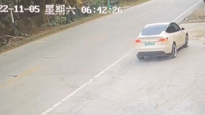 四问特斯拉车祸:刹车灯亮了?安全气囊打开为何车还继续向前开?