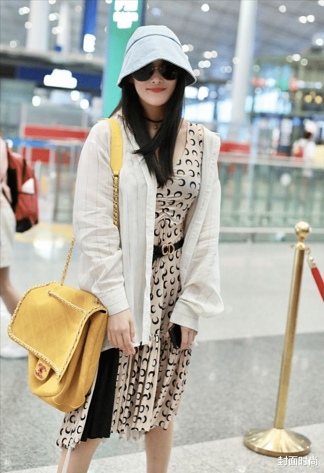 张馨予穿衣成熟了不少,长开衫配印花半裙好温柔,穿得清凉又随性