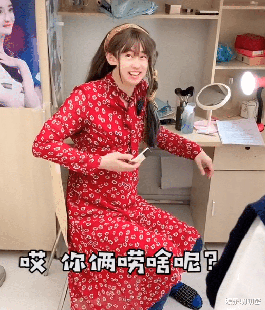 宿舍|网红周小闹宿舍日常走红，1人饰4角演技吸睛，曾主持17年卫视春晚