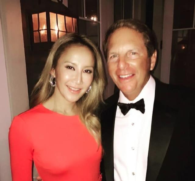 春晚|47岁李玟春晚节目被指面容僵硬!起床照反击网民,雀斑脸极大反差