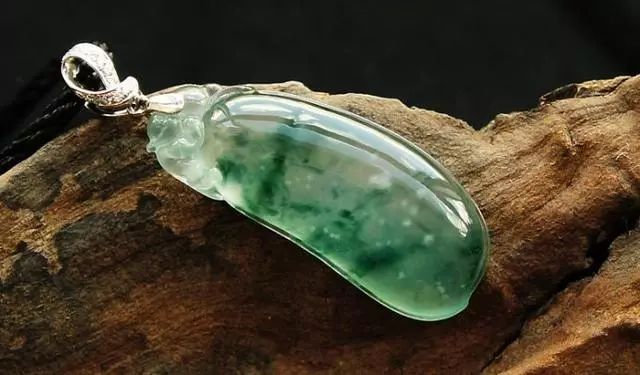 玉雕|入圈8年,小伙80000挑战蒙头料,切开呼声震耳欲聋,专家估价...