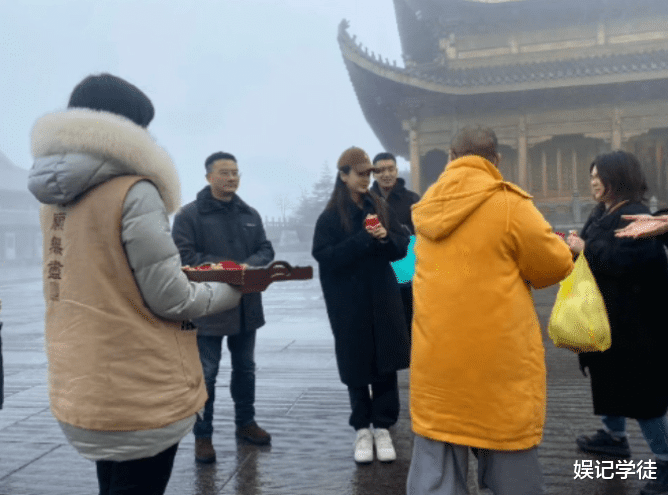 Angelababy|杨颖录完综艺外出游玩被偶遇，素颜出行，网友称其不与路人合影