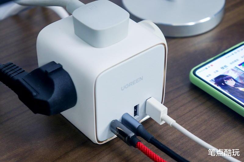 exynos|桌搭超實用，4口快充與市電3插合體，綠聯65W氮化鎵智充魔盒體驗