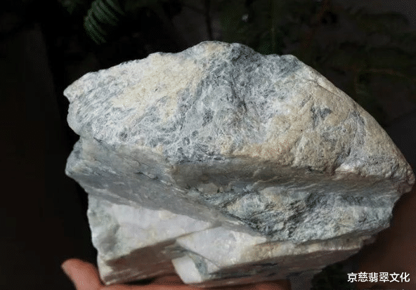 翡翠|8999拿下块木那料，切开以为裂纹毁了所有，不曾想成品竟让人刮目相看