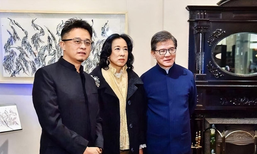 朱玲玲|富豪罗康瑞罕见陪伴朱玲玲！一身黑色复古装儒雅帅气，头发已全白